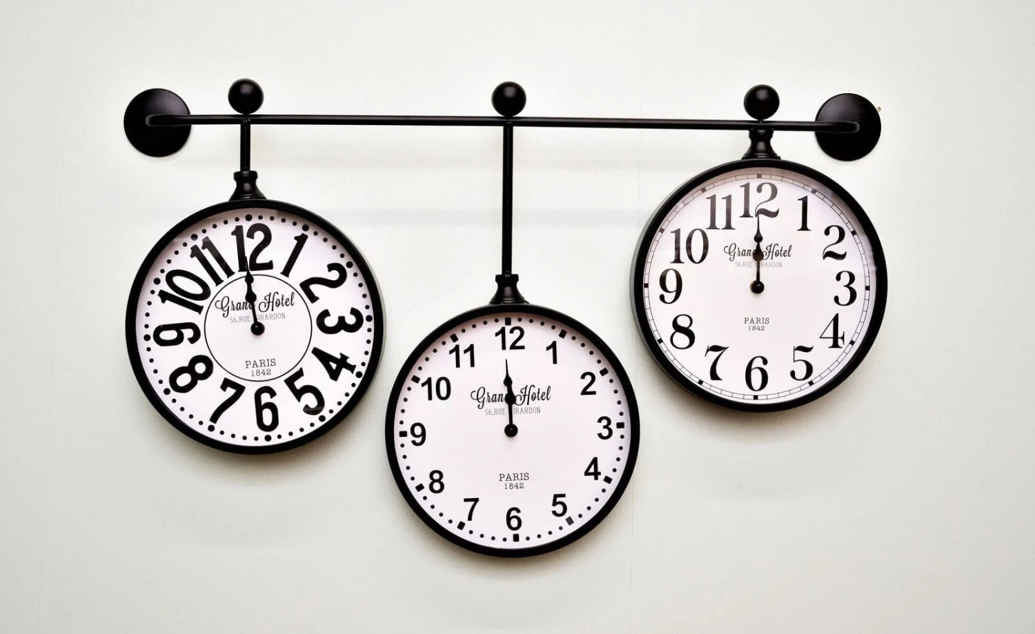 Metal Wall Clocks, Set Of 3 Hanging 4 Metal Wall Clocks, Set Of 3 Hanging - Image 2